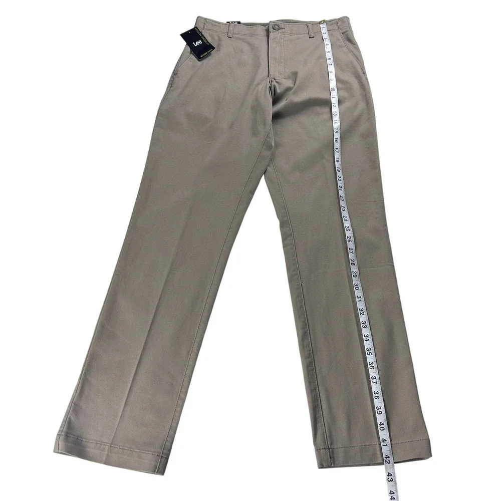 Lee Extreme Motion Relaxed Taper Khaki Pants Mens 32x34 Tan 104276532 NWT
